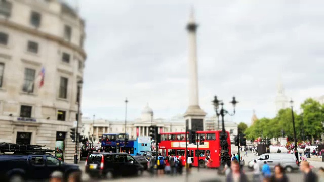 伦敦特拉法加广场纳尔逊柱的游客和交通情况视频素材
