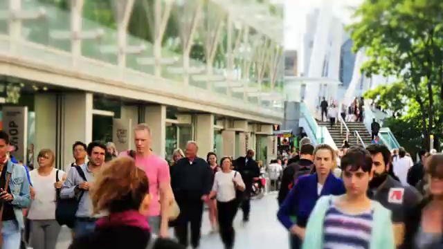 伦敦南岸，游客和购物者们流连忘返视频素材