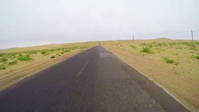 腾格里沙漠/内蒙古阿拉善公路上汽车行驶的WS观视频下载