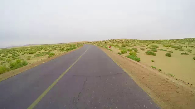 腾格里沙漠/阿拉善道路上汽车行驶的T/L WS视图，内蒙古，中国。视频下载