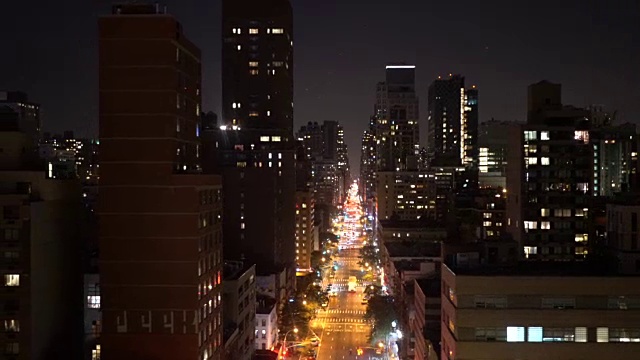 夜空下纽约市高楼大厦的鸟瞰图视频素材