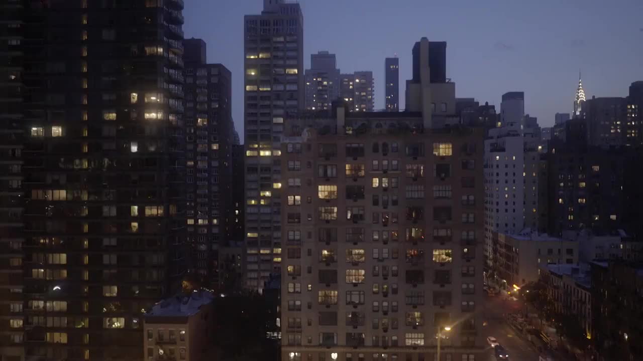 鸟瞰图的城市街道照明在晚上视频素材