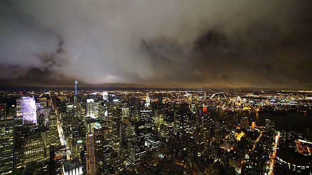 纽约市上空云在夜间移动的时间流逝视频素材