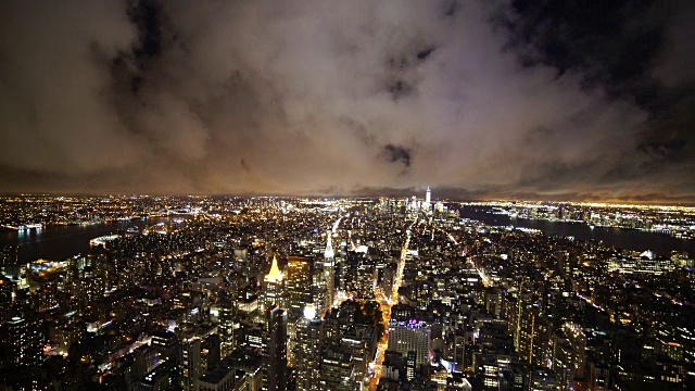 在多云的夜空俯瞰纽约市视频素材