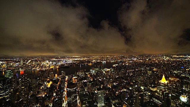 时间流逝鸟瞰图的纽约市天际线大楼在夜晚的天空视频素材