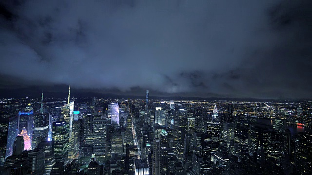 多云的夜空下城市风景的鸟瞰图视频素材