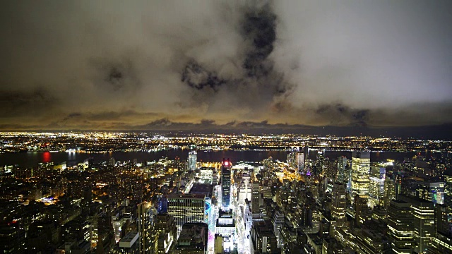 阴天夜空下曼哈顿中城的时间流逝视频素材