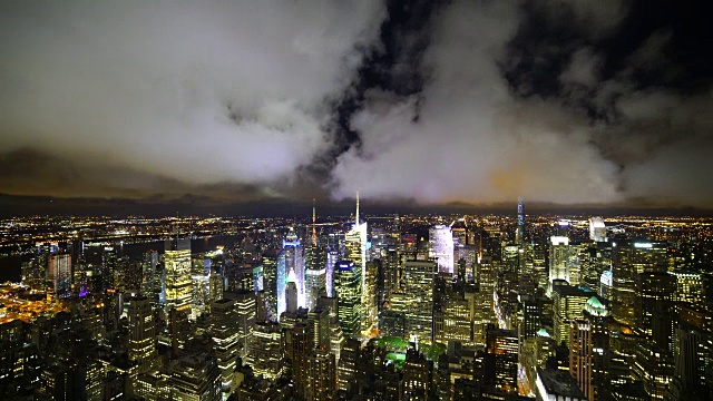鸟瞰图的纽约市天际线全景在夜空视频素材
