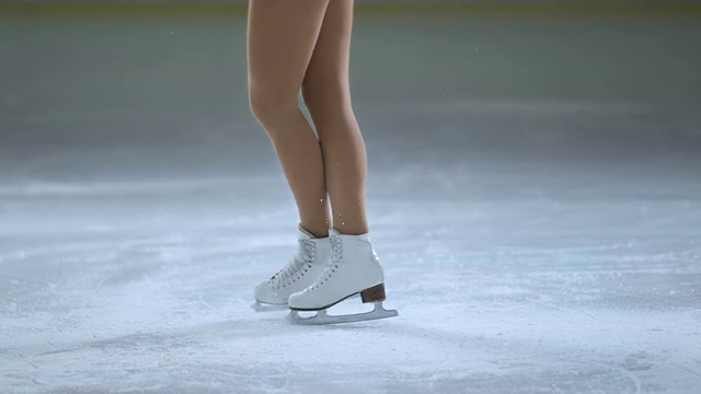 SLO MO TU女滑冰选手表演后划痕旋转变异视频素材
