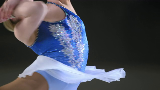 SLO MO TU女花样滑冰运动员表演的捕手向后旋转变异视频素材