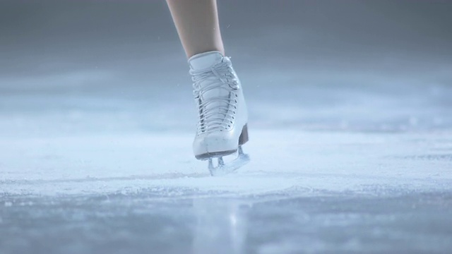 SLO MO TU女滑冰运动员表演背部划痕旋转视频素材