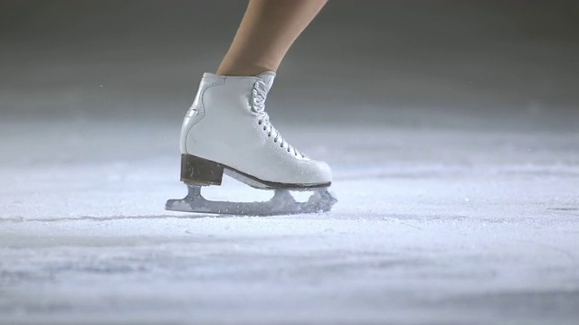 SLO MO花样滑冰运动员表演一个基本的坐旋转视频素材