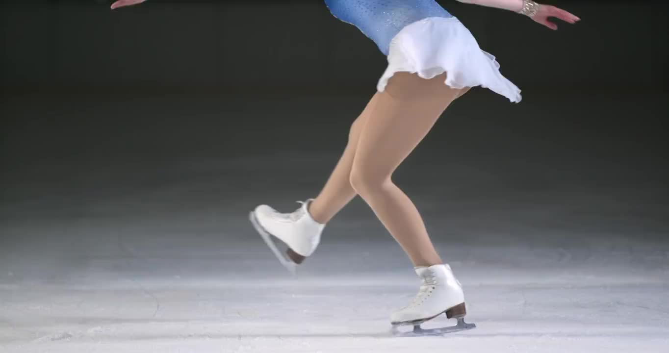 SLO MO LD女花样滑冰表演一只脚旋转视频素材