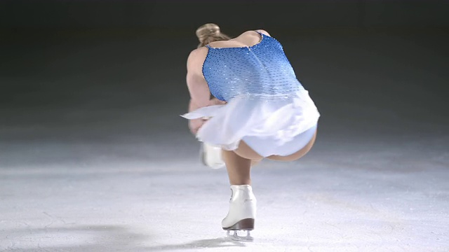 SLO MO LD女花样滑冰运动员在坐旋转位置旋转视频素材