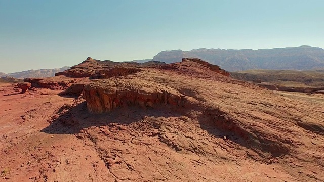 美丽的岩石景观和红色的土壤。鸟瞰图视频素材