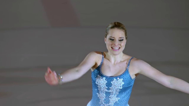 SLO MO LD女花样滑冰运动员表演一个直立旋转视频素材