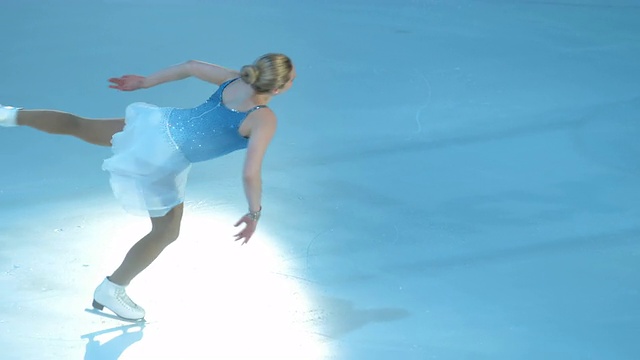 SLO MO女花样滑冰运动员旋转平行旋转变异视频素材