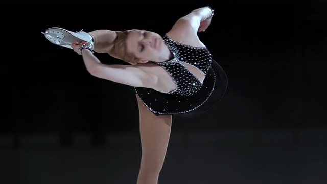 SLO MO女子花样滑冰表演优雅的抓脚layback旋转视频素材
