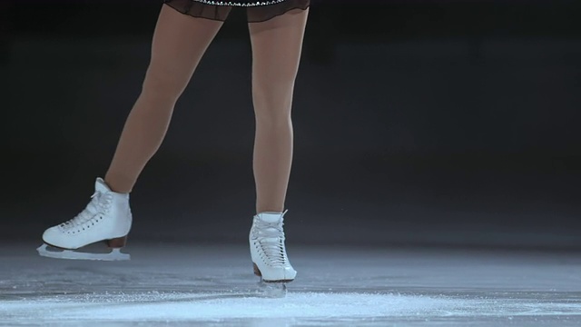 SLO MO TD女子花样滑冰运动员旋转时的双腿视频素材