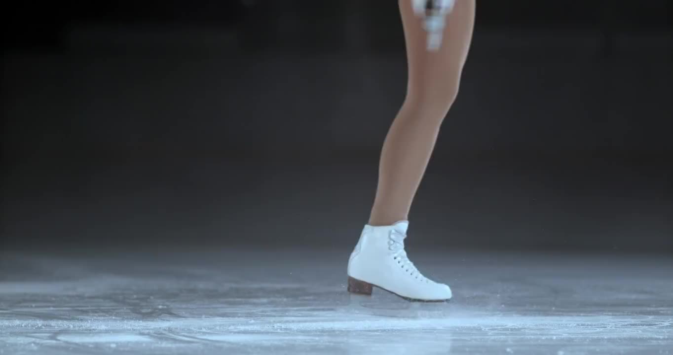SLO MO TU女子花样滑冰运动员在优雅的向后旋转视频素材
