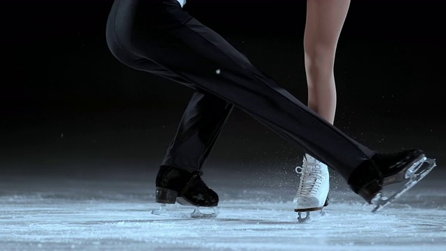 SLO MO TU花样滑冰双人表演优雅的旋转视频下载