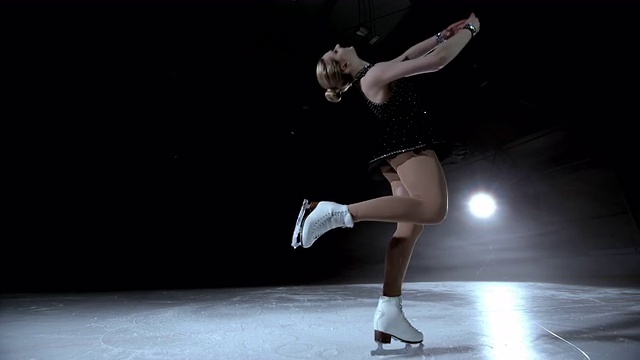 SLO MO DS花样滑冰运动员在一个layback旋转变化视频素材