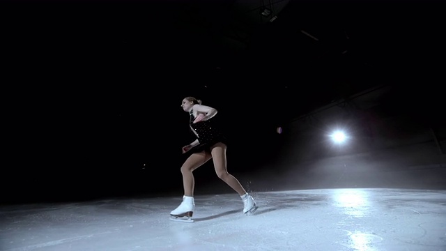 SLO MO DS优雅的女性花样滑冰表演一个跳跃视频素材