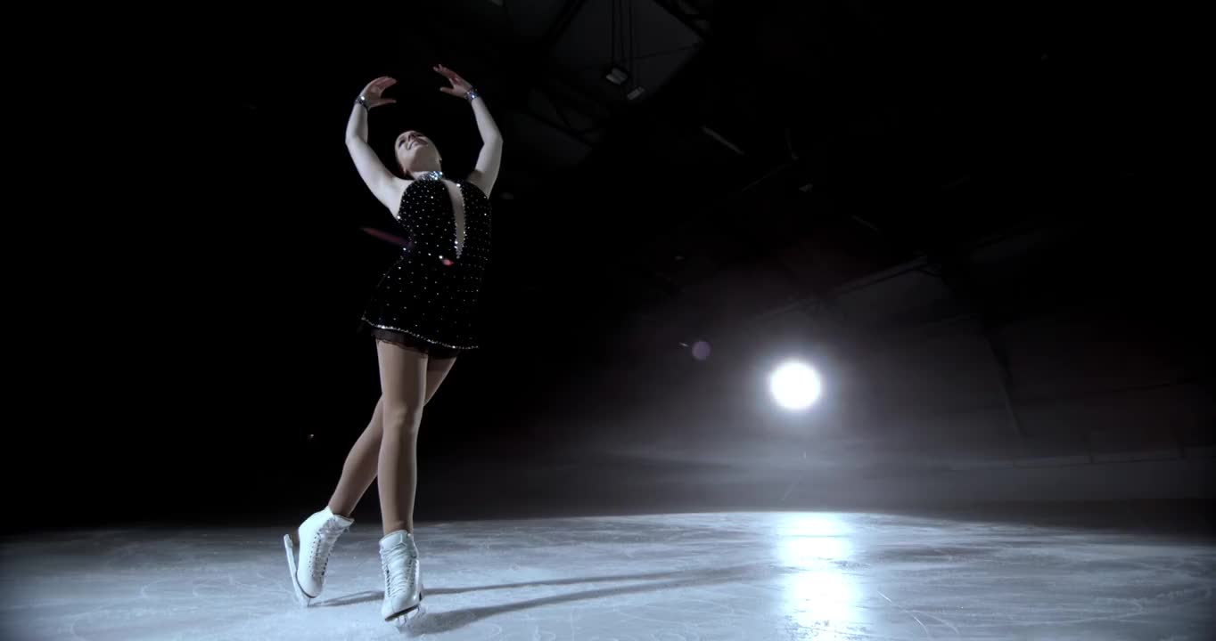 SLO MO DS女子花样滑冰持有一个优雅的姿势视频素材