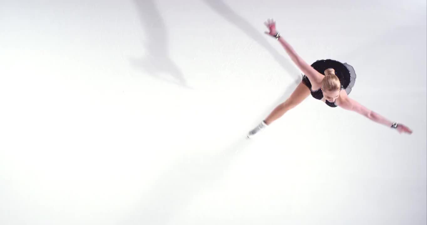 SLO MO CS女子花样滑冰在一个站立旋转视频素材