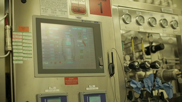 实验室工作人员操作大型医疗机器视频素材