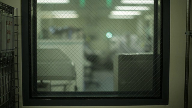 宽镜头的实验室工作人员在一个医学实验室视频素材