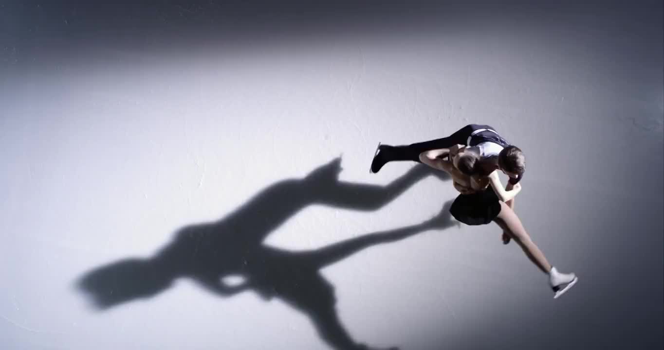 SLO MO CS年轻的花样滑冰组合在一个旋转姿势视频素材