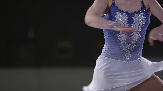 SLO MO TU女花样滑冰运动员在划痕旋转视频素材