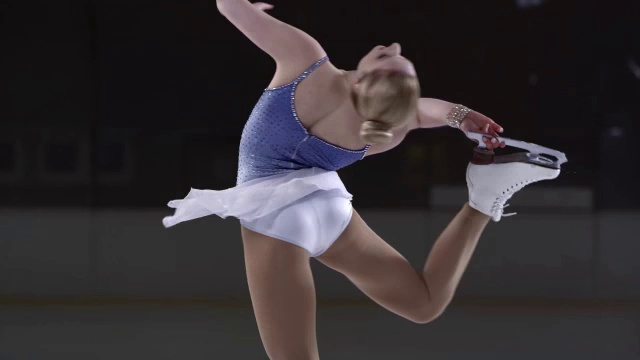 SLO MO TU女花样滑冰运动员表演抓脚layback旋转视频素材