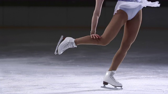SLO MO TU女子花样滑冰运动员在一个直立旋转变化视频素材