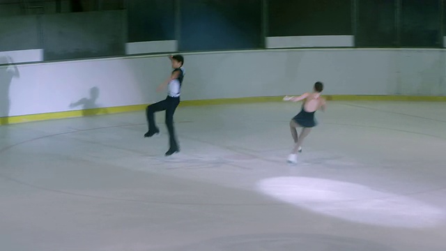 TS青年花样滑冰双人表演视频素材