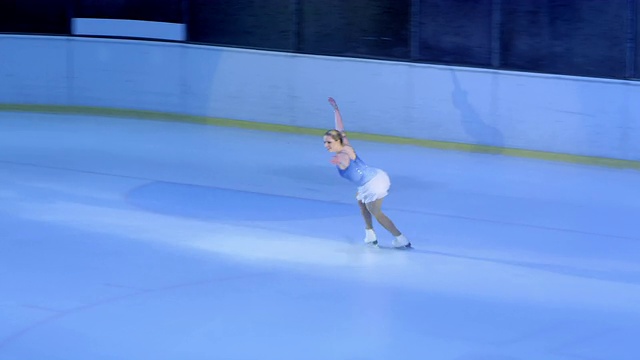 TS女花样滑冰运动员表演她的节目视频下载