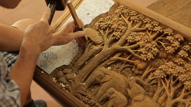 雕刻家雕刻木材的手视频下载