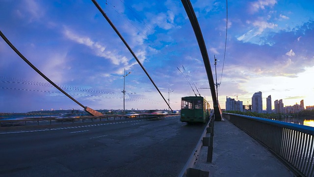 日落时桥上的车辆视频素材