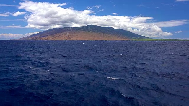 通往夏威夷毛伊岛的热带蓝色水域视频下载