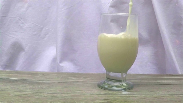 牛奶倒入玻璃杯视频素材