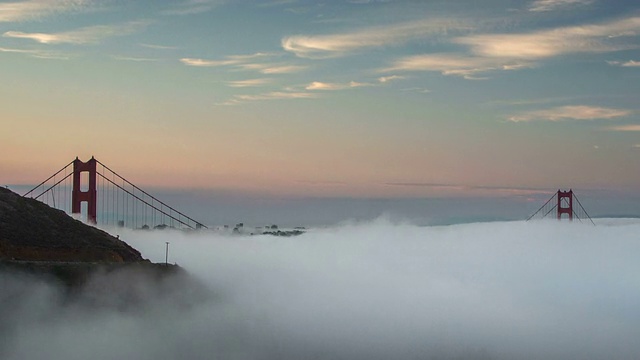 雾中的日出在金门大桥。视频素材