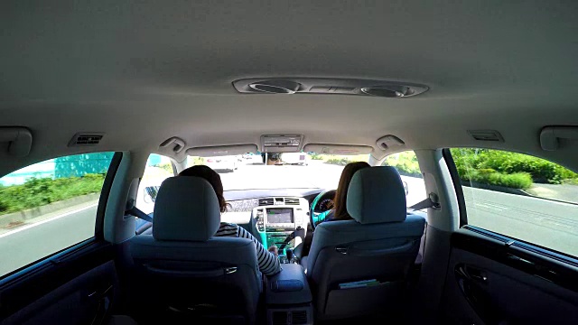 快乐朋友在车里开- 4k -视频素材