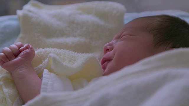 4K，日本新生儿睡觉的特写镜头。视频素材