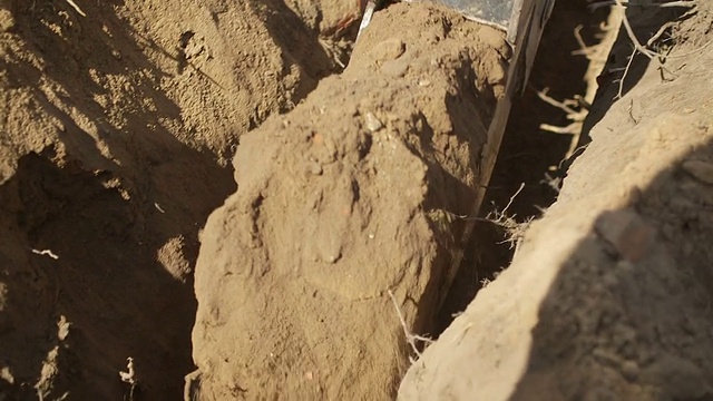 挖掘机清除洞内的泥土视频下载
