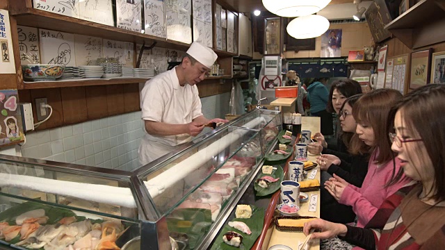 寿司餐厅-筑地市场东京，日本视频下载