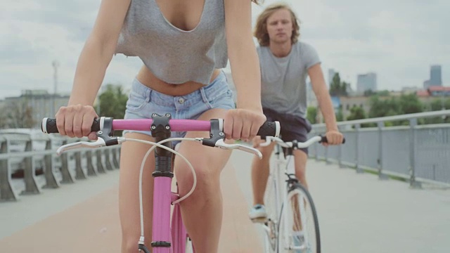 一对美丽的夫妇在城里骑车视频素材