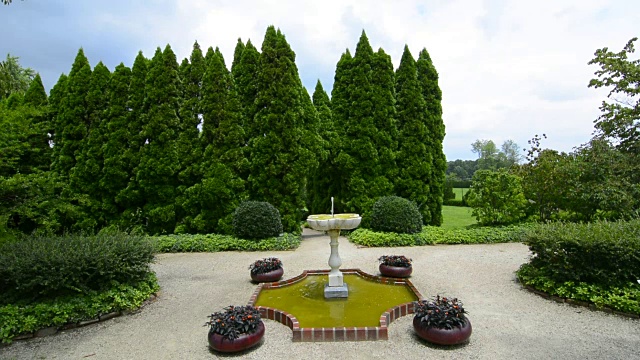 Ladew top番茄花园马里兰美丽的植物雕塑喷泉粉红花园花园和鲜花供游客视频素材