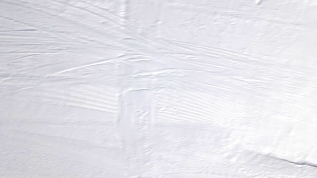空中自由式滑雪者表演旋转和抓拍特技变化视频素材