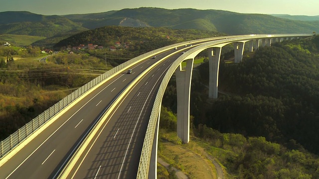 穿越高架桥的车辆视频素材